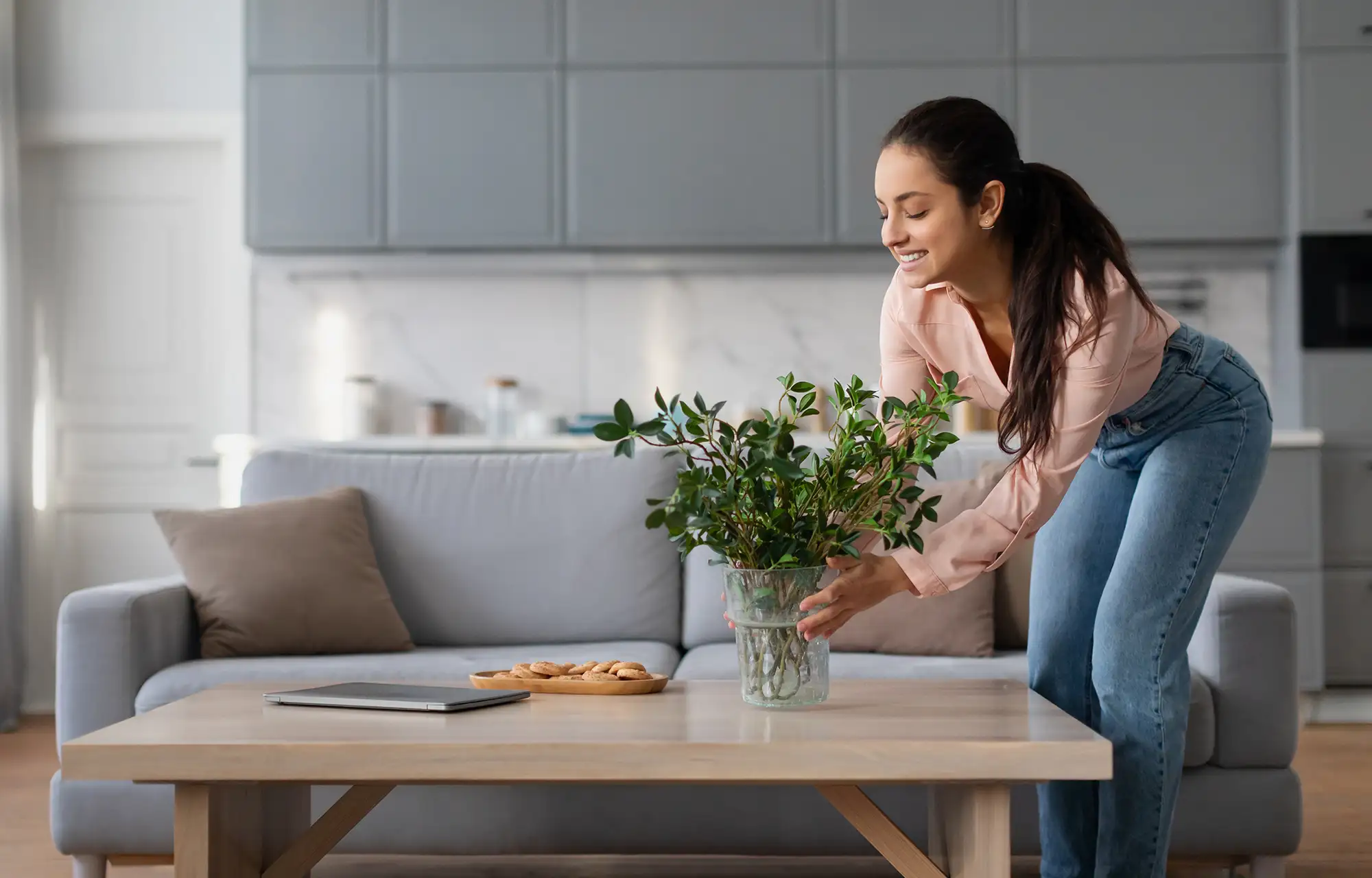 femme dans la cuisine heureuse