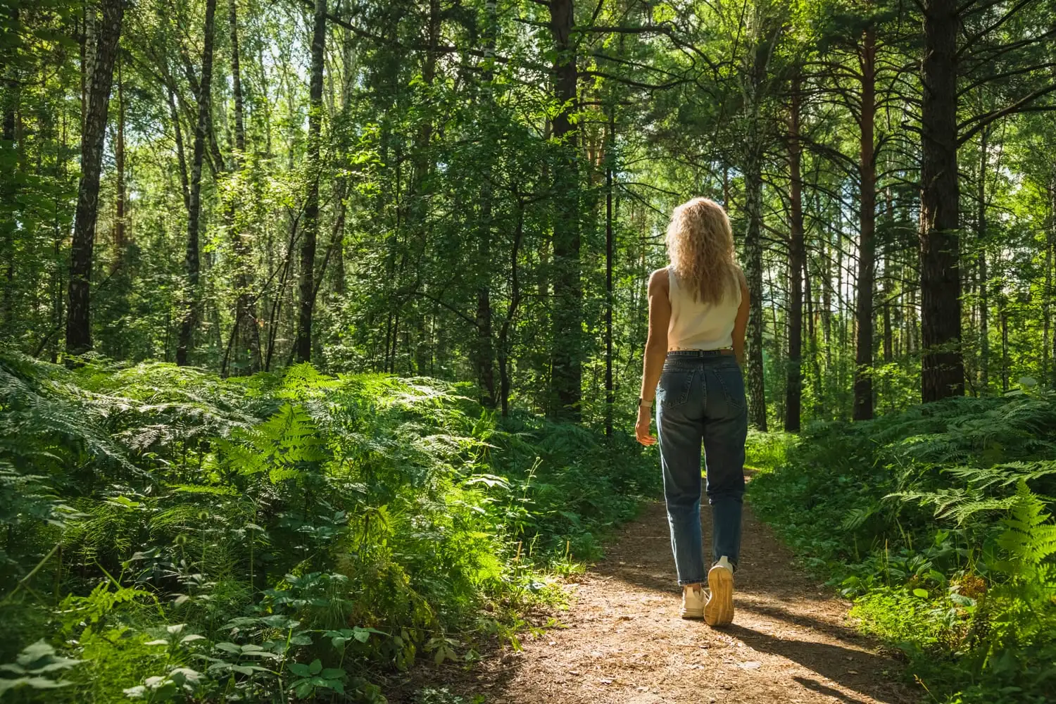 femme qui marche dans la nature