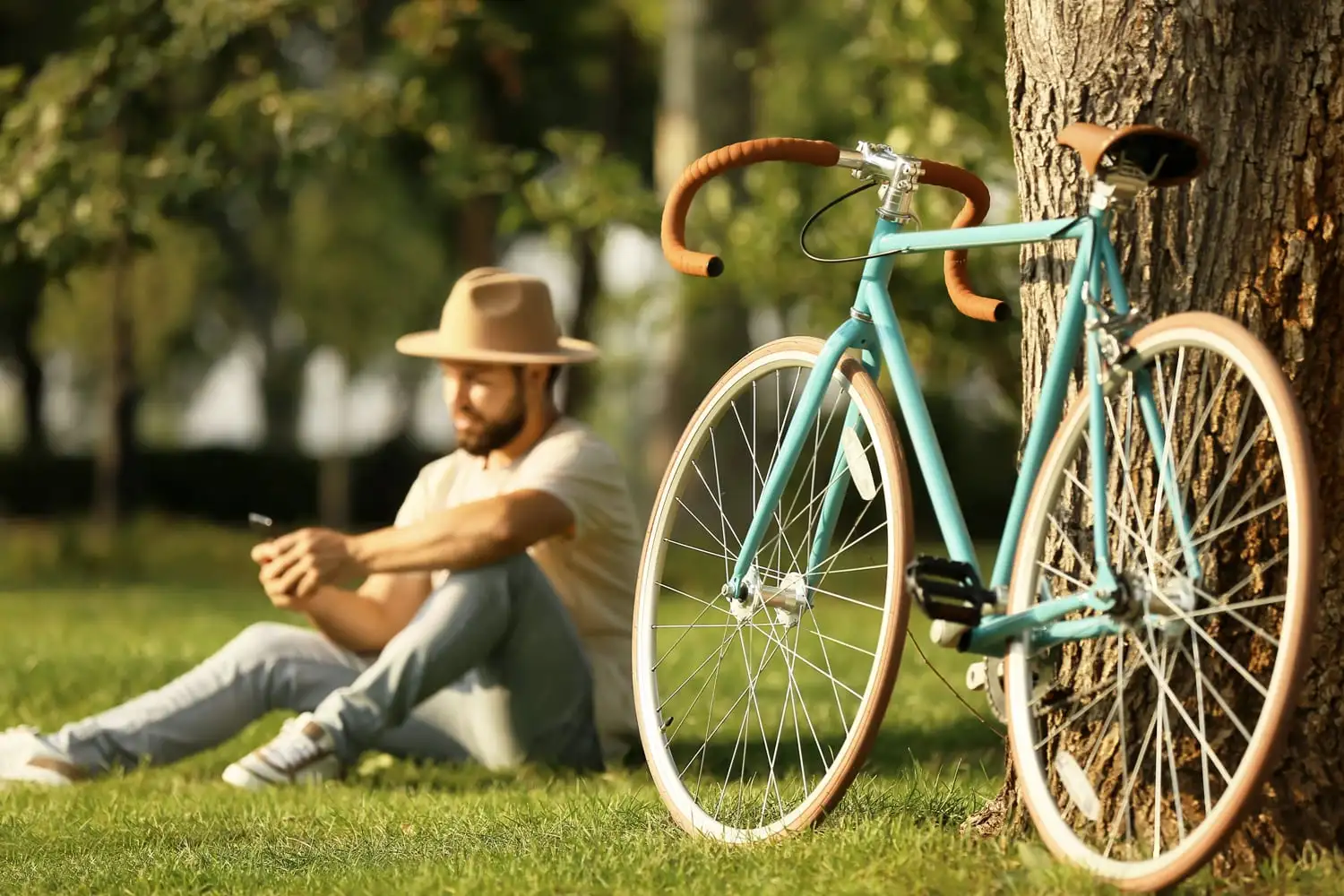 homme tranquile avec son vélo